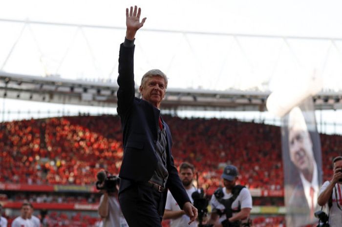 Pelatih Arsenal, Arsene Wenger, menyapa suporter seusai laga Liga Inggris kontra Burnley di Stadion Emirates, London pada 6 Mei 2018.