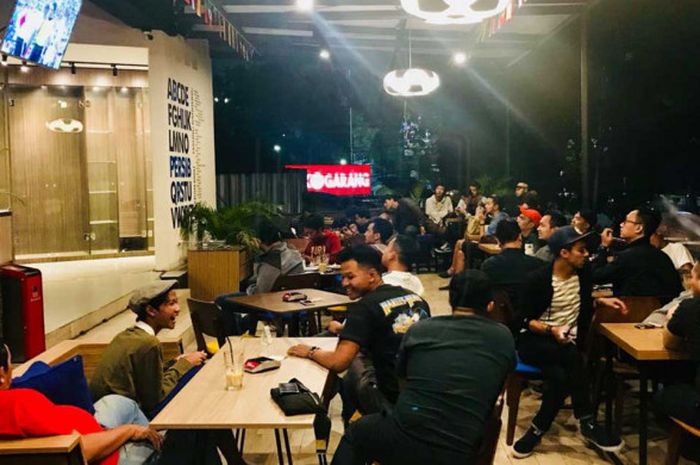 Suasana kemeriahan acara nobar Piala Dunia 2018 di 1933 Dapur & Kopi, Minggu (17/6/2018) 