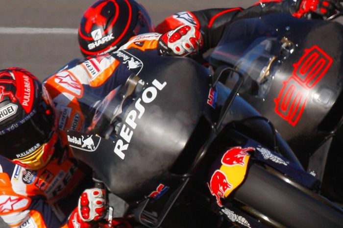 Pebalap Repsol Honda, Marc Marquez dan Jorge Lorenzo, saat melakukan uji coba di Sirkuit Jerez, Spanyol, Rabu (28/11/2018).