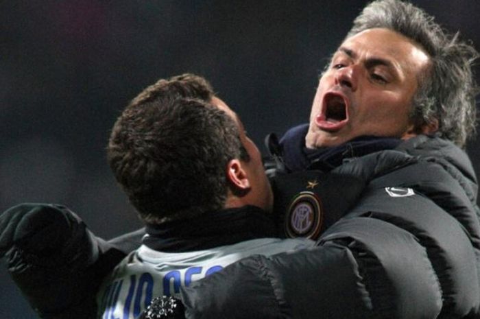 Jose Mourinho (kanan) memeluk kiper Julio Cesar dalam pertandingan Liga Champions antara Inter Milan lawan Dynamo Kyiv, 4 November 2009.