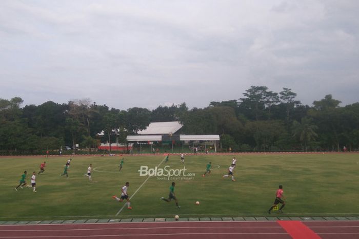 Suasana pertandingan timnas U-16 Indonesia melawan Persija Barat U-17, di Lapangan Atang Sutresna, Jakarta Timur, Sabtu (24/2/2018).