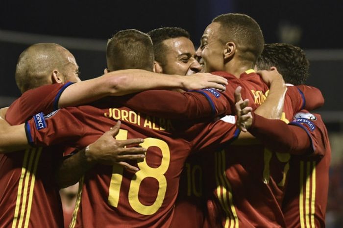 Striker Spanyol, Rodrigo Moreno (kedua dari kanan), merayakan gol yang dia cetak ke gawang Albania dalam laga Grup G Kualifikasi Piala Dunia 2018 zona Eropa di Stadion Jose Rico Perez, Alicante, pada 6 Oktober 2017.