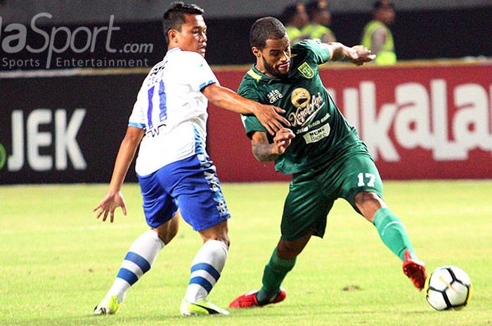 Penyerang Persebaya Surabaya, David da Silva (kanan), berseteru dengan Dedi Kusnandar, dalam laga lanjutan Liga 1 2018 di Gelora Bung Tomo Surabaya, Kamis (26/7/2018).