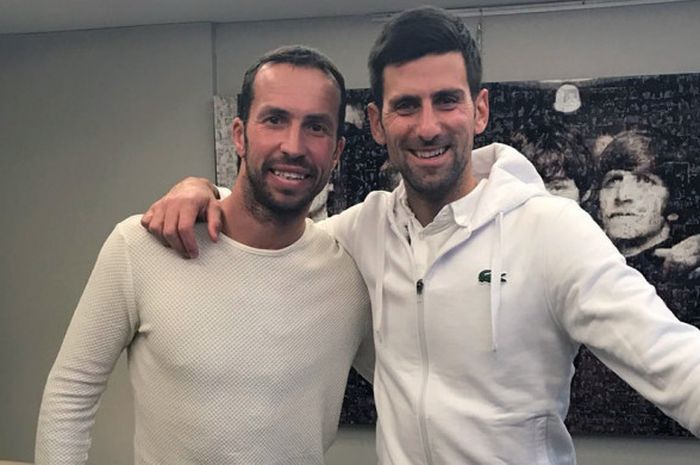 Petenis tunggal putra asal Serbia, Novak Djokovic (kanan), resmi menunjuk eks petenis Republik Ceska, Radek Stepanek, sebagai pelatih untuk kalendar turnamen 2018.