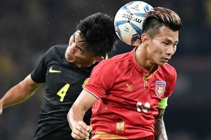 Pemain timnas U-22  Myanmar, Shi Thu Aung (kanan) berduel dengan pemain timnas U-22 Malaysia, Adib Zainudin (kiri), dalam laga kedua tim pada Senin (21/8/2017).