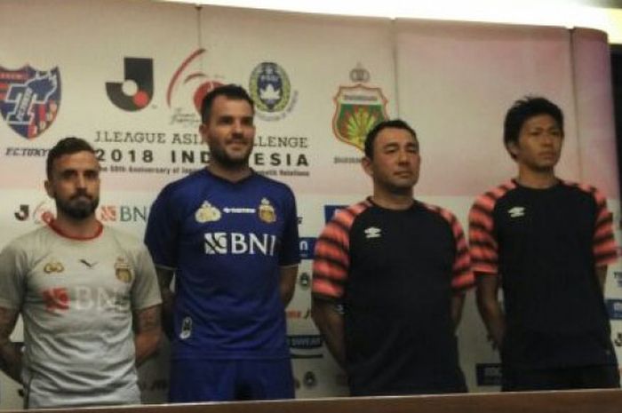 Gelandang Bhayangkara FC, Paulo Sergio, bersama pelatih Simon Mcmenemy dan pelatih FC Tokyo, Kenta Hashegawa, dan bek Yuichi Maruyama berpose seusai sesi jumpa pers pralaga kedua tim di Stadion Utama Gelora Bung Karno (SUBGK), Senayan, Jakarta, Jumat (26/1/2018).