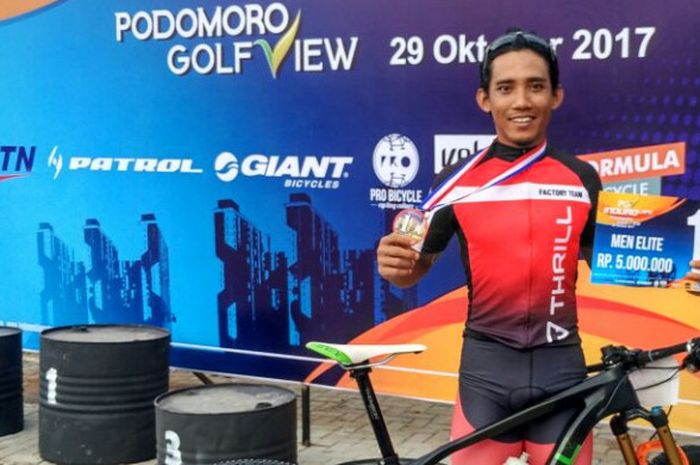 Juara kelas Men Elite, Zaenal Fanani, berpose selepas pengalungan medali dan penyerahan hadiah secara simbolis pada PGV Induro Laps Octocross Country 2017 di Kawasan Podomoro Golf View, Cimanggis, Depok, Minggu (29/10/2017).