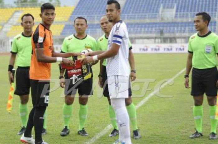 Kapten PKNP FC, Shahrel Fikri (kiri) berjabat tangan dan bertukar cindera mata klub dengan kapten T-Team FC, Hasbullah Awang pada laga keempat Grup A Piala Malaysia 2017 di Stadion Proton, Tanjung Malim, Perak, Sabtu (29/7/2017) sore. 