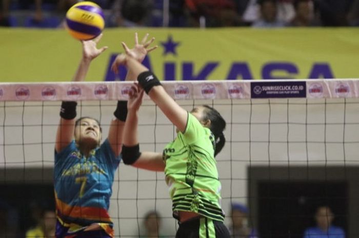 Aksi setter tim putri Jakarta PGN Popsivo Polwan, Guedpard Pornpun (kanan), saat berusaha mengelabuhi blok yang dilakukan pemain Jakarta Elektrik PLN, Ratri Wulandari, dalam pertandingan Proliga 2019 yang digelar di Palembang, Miggu (13/1/2019).