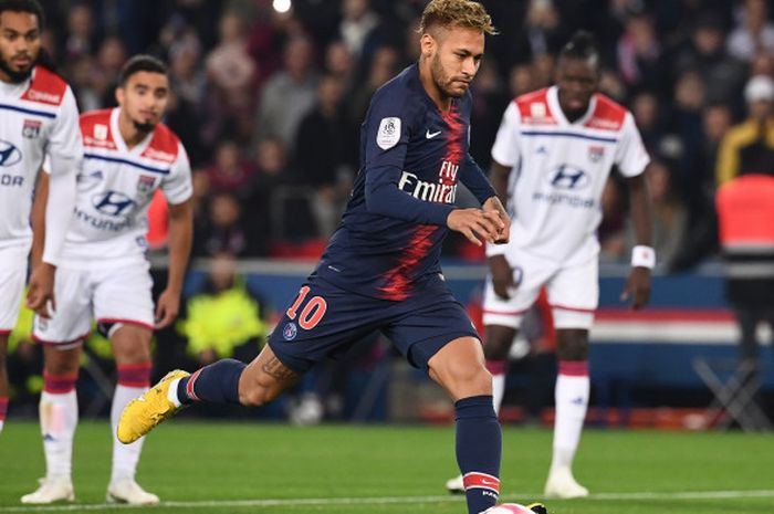 Neymar saat mengeksekusi tendangan penalti ke gawang Olympique Lyon pada pertandingan pekan ke-9 Liga Prancis di Stadion Parc de Princes, Minggu (7/10/2018) atau Senin dini hari WIB.