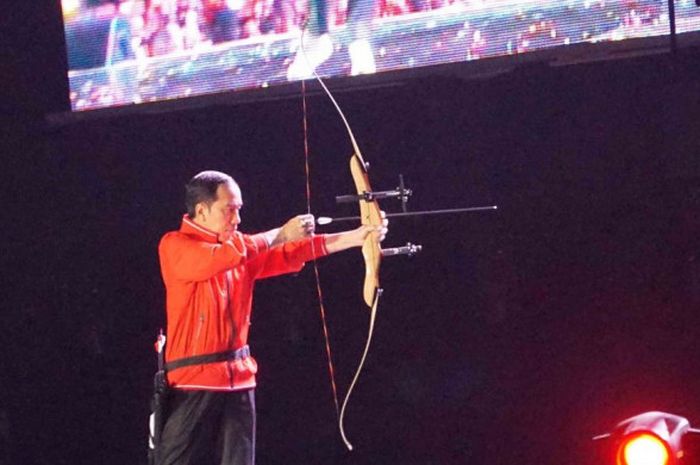  Presiden Republik Indonesia (RI) Joko Widodo membidik sasaran dengan anak panah pada acara Countdown Asian Games 2018 di Monas, Jakarta, Jumat (18/8/2017). 