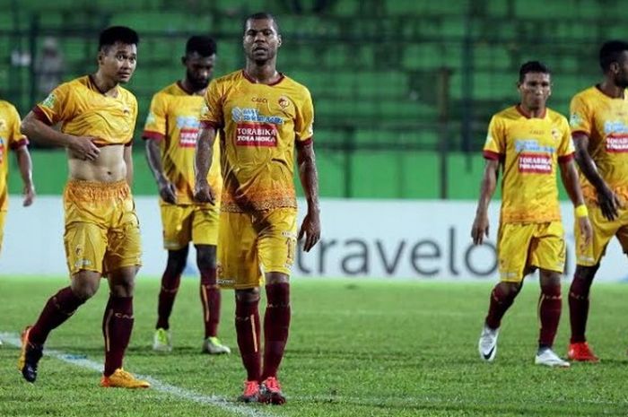 Penyerang Sriwijaya FC, Hilton Moreira (depan) kemungkinan absen saat timnya dijamu PSM Makassar pada laga pekan ketujuh Liga 1 musim 2017 di Stadion Andi Mattalatta, Makassar, Minggu (21/5/2017). 