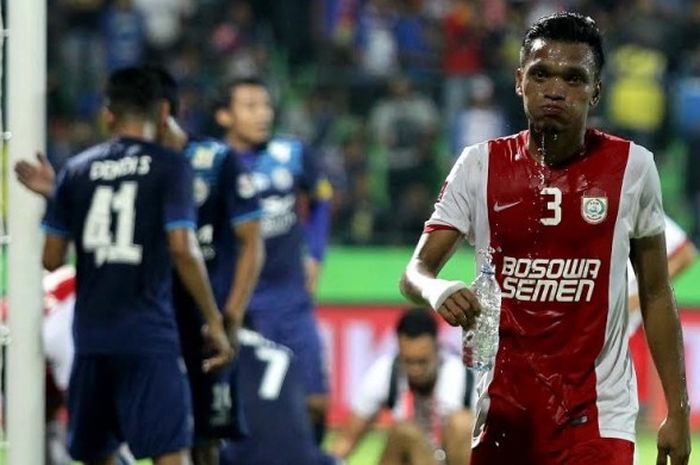 Penyerang PSM Makassar, Ferdinand Sinaga saat membela timnya yang dijamu Arema Cronus pada laga TSC di Stadion Gajayana, Kota Malang, 14 Oktober 2016. 