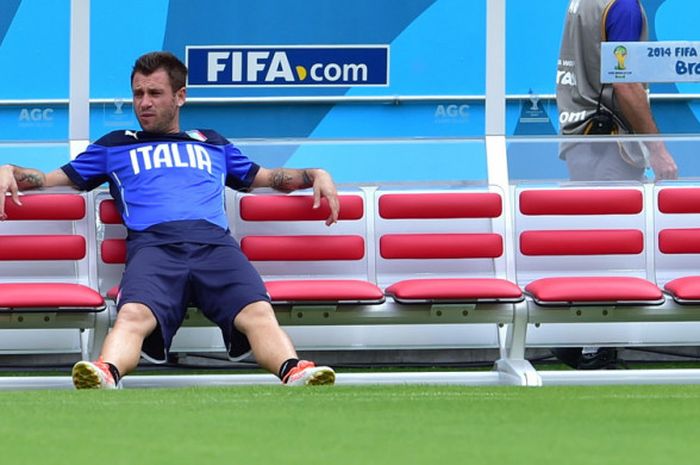 Striker tim nasional Italia, Antonio Cassano, duduk santai di bangku cadangan dalam sesi latihan di Arena Pernambuco, Recife, Brasil, jelang laga Grup D Piala DUnia 2014 menghadapi Kosta Rika pada (19/6/2014).