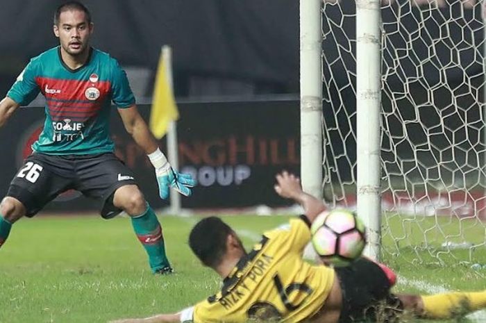 Kiper Persija, Andritany Ardhiyasa terpana melihat penyerang Barito Putera, Rizky Pora terjatuh saat hendak menendang bola pada pekan kedua Liga 1 musim 2017 di Stadion Patriot, Kota Bekasi, Sabtu (22/4/2017) sore. 