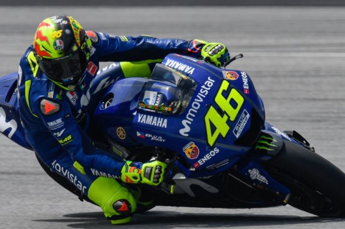 Pebalap tim Movistar Yamaha, Valentino Rossi, saat beraksi pada tes pramusim hari kedua di Sirkuit Sepang, Malaysia, Senin (29/1/2018).