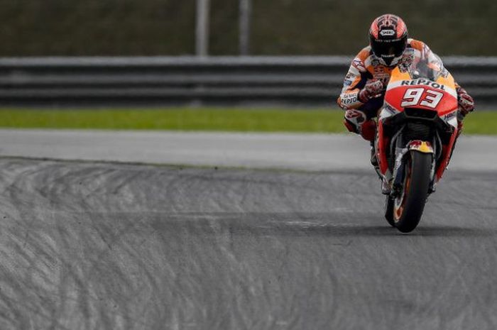 Pebalap tim Repsol Honda, Marc Marquez, saat beraksi pada tes pramusim hari ketiga di Sirkuit Sepang, Malaysia, Selasa (30/1/2018).