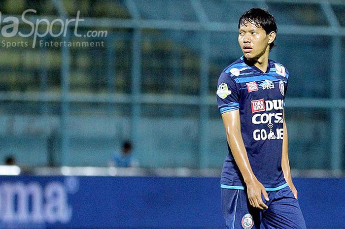 Gelandang Arema FC, Adam Alis, saat tampil melawan Persela Lamongan dalam laga pekan ke-24 Liga 1 di Stadion Kanjuruhan Malang, Jawa Timur, Sabtu (16/09/2017) malam.