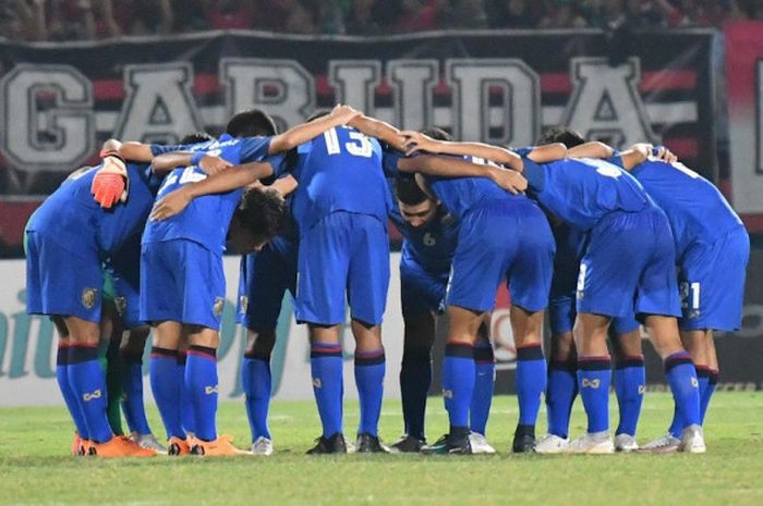 Sikap berdoa timnas U-16 Thailand tatkala menghadapi timnas U-16 Indonesia di final Piala AFF U-16 2018.