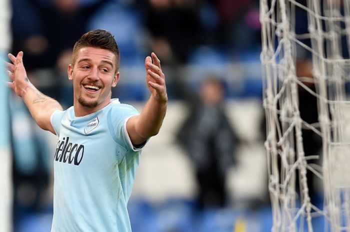 Gelandang Lazio, Sergej Milinkovic-Savic, merayakan gol yang dia cetak ke gawang Chievo dalam laga Liga Italia di Stadion Olimpico, Roma, pada 21 Januari 2018.