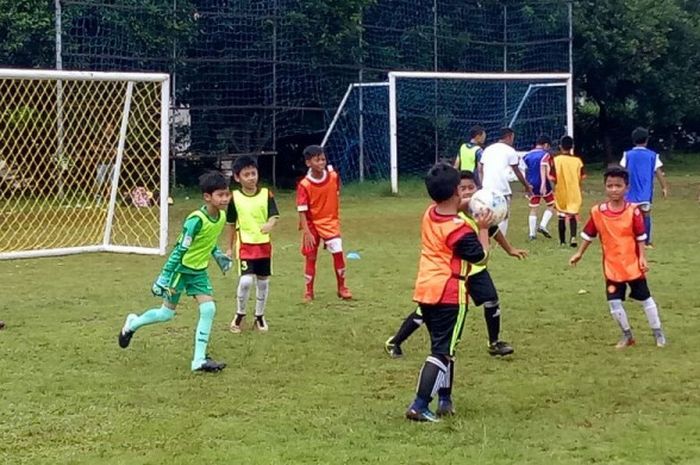 Pemain akademi sepakbola Liga Spanyol di Indonesia saat latihan di Lapangan Aldiron, Pancoran, Jakarta Pusat, Minggu (4/2/2018)