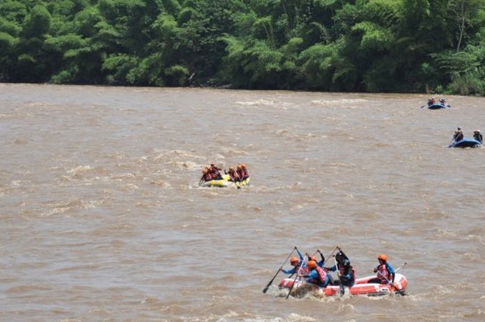 Peserta putri menyelesaikan lomba Jarak Jauh Kejuarnas Arung Jeram XX 2017 Yogyakarta, di Sungai Progo, Kecamatan Minggir, Senin (30/1).