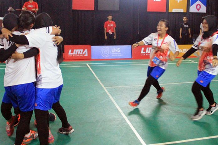 Kegembiraan pemain putri Universitas Pendidikan Indonesia di final LIMA Badminton Nationals 2018, Minggu (6/5). 