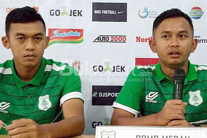 Asisten pelatih PSMS Medan, Yusuf Prasetyo (kanan), berbicara kepada media dalam konfrensi pers di Stadion Teladan, Kamis (19/4/2018), menjelang laga Liga 1 2018 melawanPerseru Serui.