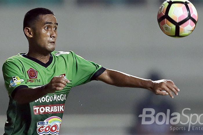 Aksi gelandang PS TNI, Agil Munawar, saat tampil melawan PSM Makassar dalam laga lanjutan Liga 1 di Stadion Pakansari, Minggu (15/5/2017).