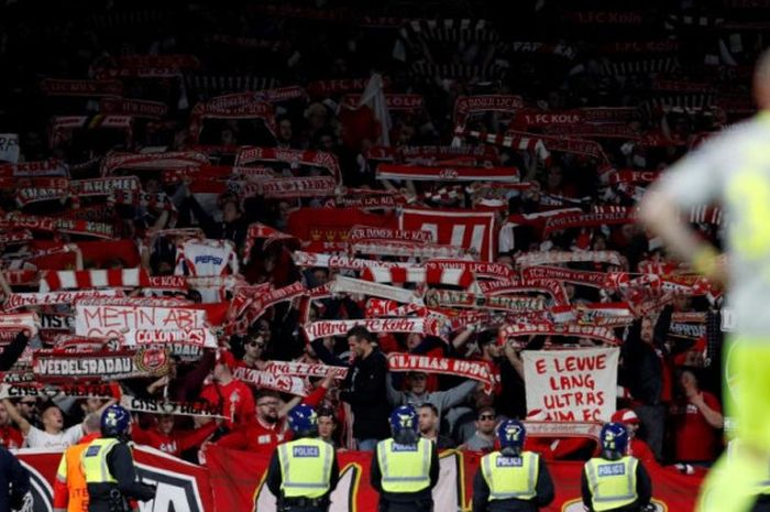 Suporter FC Koeln yang menginvasi Stadion Emirates, London, untuk mendukung laga tim mereka melawan Arsenal pada partai Liga Europa, 14 September 2017.