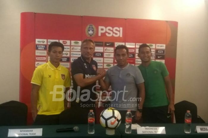 Pelatih dan pemain timnas Myanmar serta  timnas Indonesia; Antoine Hey, Si Thu Aung dan Ricky Fajrin, Bima Sakti dalam jumpa pers di Hotel Grand Zuri, Cikarang, Selasa (9/10/2018).