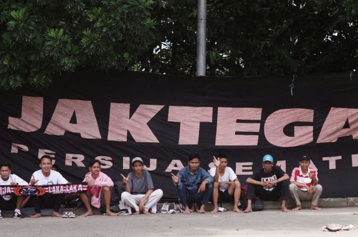 Para pendukung Persija Jakarta asal Tegal, Jak Tegal, menunggu laga PSMS Medan vs Persija Jakarta dimulai di Stadion Manahan, Solo, Sabtu (10/2/2018).