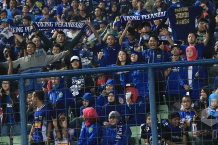 Pendukung Persib, Bobotoh memadati Stadion GBLA di Kota Bandung saat skuat Maung Bandung menjamu PSM Makassar, Sabtu (2/7/2016) malam. 