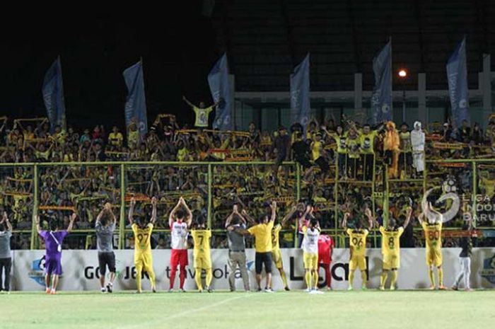  Barito Putera menyapa suprternya usai laga. 