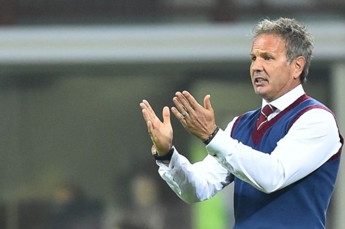 Ekspresi pelatih Torino, Sinisa Mihajlovic, saat timnya melawan Inter Milan pada partai lanjutan Serie A di Stadion Giuseppe Meazza, 26 Oktober 2016.