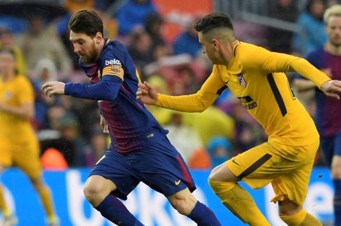  Megabintang FC Barcelona, Lionel Messi (kiri), berduel dengan bek Atletico Madrid, Jose Gimenez, dalam laga Liga Spanyol di Stadion Camp Nou, Barcelona, pada 4 Maret 2018. 