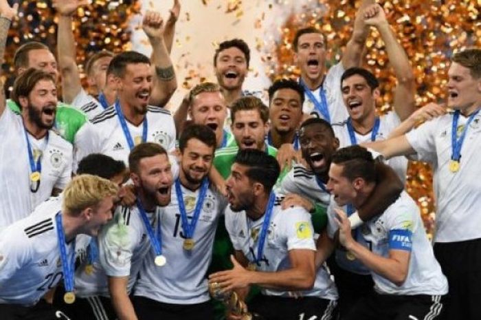 Pemain timnas Jerman merayakan kesuksesan menjuarai Piala Konfederasi 2017 usai menekuk Cile dalam laga final di Krestovsky Stadium, Saint Petersburg, Rusia, 2 Juli 2017.