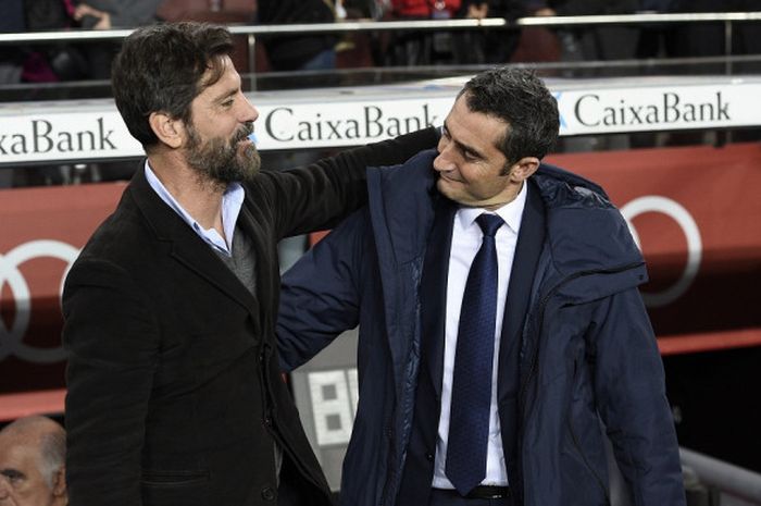 Pelatih FC Barcelona, Ernesto Valverde (kanan), menyapa pelatih Espanyol, Quique Sanchez Flores, dalam laga leg kedua perempat final Copa del Rey di Stadion Camp Nou, Barcelona, pada 25 Januari 2018.