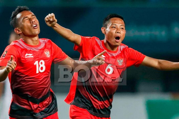 Pemain timnas u-23 Indonesia, Irfan Jaya (kiri) dan Evan Dimas, merayakan gol ke gawang Hong Kong pada laga Grup A Asian Games 2018 di Stadion Patriot Candrabhaga, Bekasi, Senin (20/8/2018).