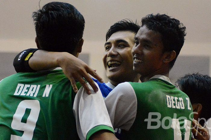 Tim Putra Uninus merayakan gol dalam pertandingan melawan Unisma