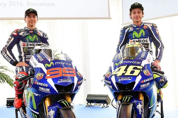   Jorge Lorenzo (kiri) dan Valentino Rossi berpose dengan motor YZR-M1 anyar yang akan mereka gunakan di musim 2016 saat acara presentasi tim Yamaha di Barcelona, 18 Januari 2016.  