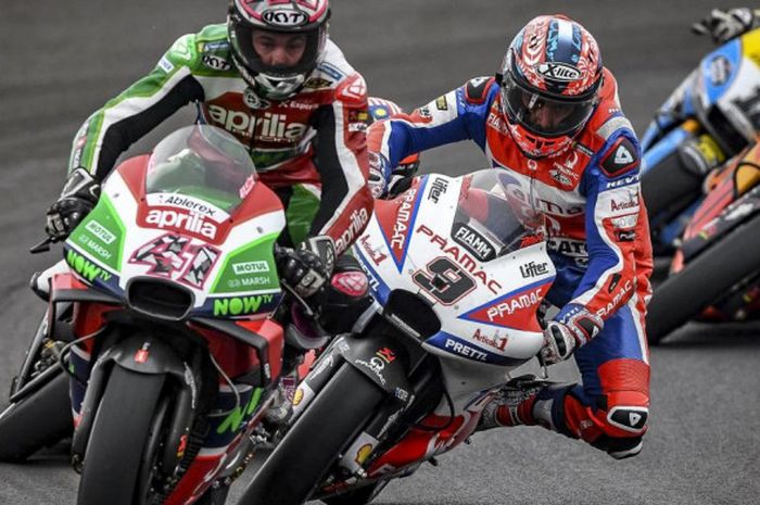 Danilo Petrucci (#9) berniat menyalip Aleix Espargaro (#41) pada balapan GP Argentina di Autodromo Termas de Rio Hondo, Minggu (8/4/2018).