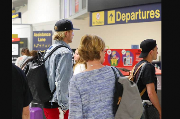 Loris Karius saat berada diBandara Manchester, Minggu (27/5/2018)