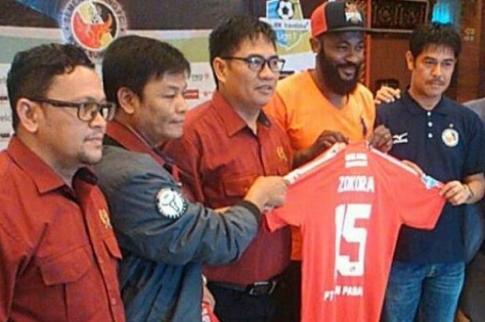 Gelandang Didier Zokora (tiga dari kanan) diperkenalkan sebagai pemain asing anyar Semen Padang untuk Liga 1 musim 2017 di Wisma Indarung, Padang, Senin (24/4/2017) sore. 