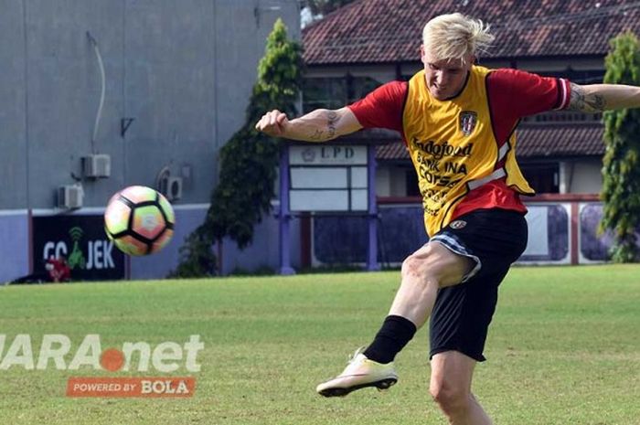 Marquee player Bali United, Nick van der Velden sedang memperagakan tendangan first time dalam sesi latihan, Minggu (7/5/2017) di Lapangan Banteng, Seminyak.