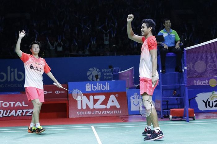 Pasangan ganda campuran Indonesia, Tontowi Ahmad/Liliyana Natsir, melakukan selebrasi setelah menang atas Yugo Kobayashi/Misaki Matsutomo pada babak kedua Indonesia Open 2018 yang berlangsung di Istora Senayan, Jakarta, Kamis (5/7/2018). 