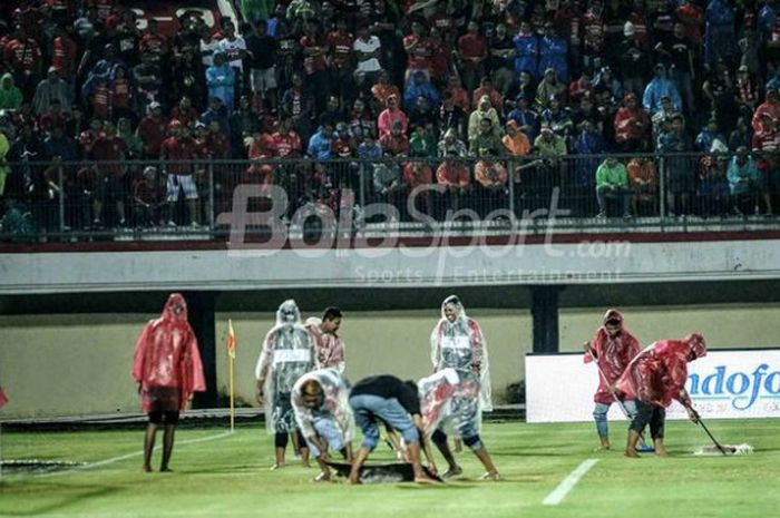 Laga antara Bali United dan Tampines Rovers FC yang sedianya berlangsung tepat pukul 19.30 WITA terpaksa diundur 1 akibat lapangan di Stadion Kapten I Wayan Dipta, Gianyar masih tergenang air. 