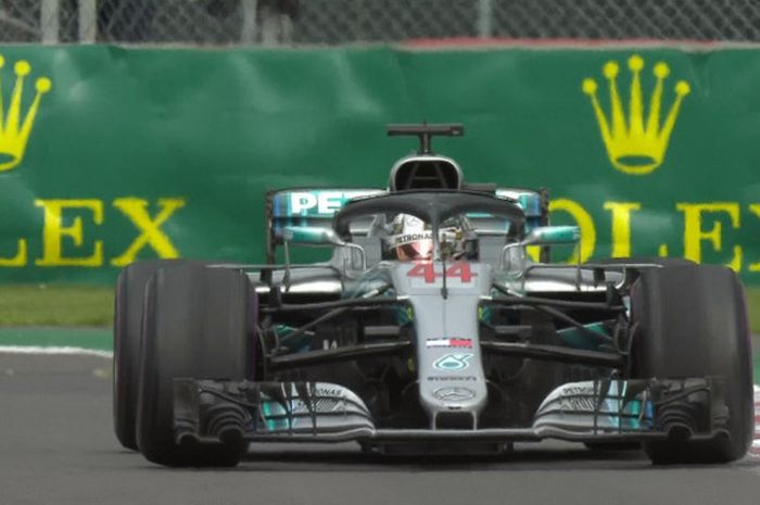 Pebalap Mercedes, Lewis Hamilton, saat tampil di Autodromo Hermanos Rodríguez dalam sesi balapan F1 GP Meksiko 2018 yang digelar pada Senin (29/10/2018) dini hari WIB.