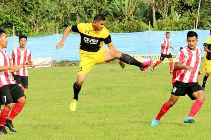 Pemain PSP Padang (kostum merah strip putih) saat beruji coba di Kabupaten 50 Kota, Kamis (23/3/2017).