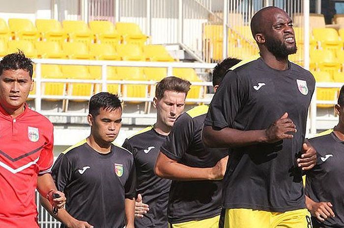 Pemain Mitra Kukar melakukan latihan di Stadion Aji Imbut tadi pagi sebagai persiapan menghadapi Arema FC, Rabu (20/09).